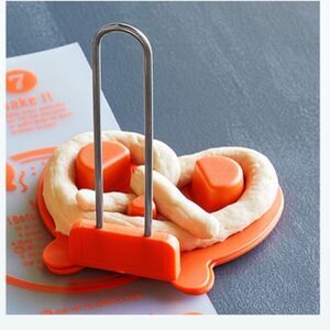 New Pampered Chef Pretzel Form